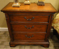 ISO18001 Kayu Solid Meja Samping Tempat Tidur Kamar Tidur Solid Walnut Dresser Tidak Berbau