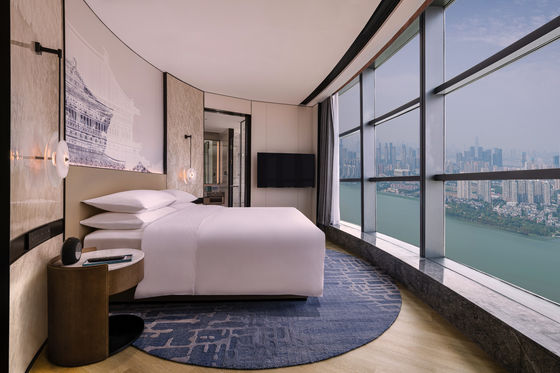 Perlengkapan Kamar Tidur Hotel Putih Set dengan Footboard dalam warna