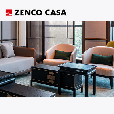Furnitur area rekreasi hotel termasuk sofa berbentuk L, meja kopi, dan ruang duduk