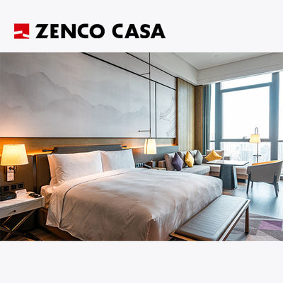 Furnitur kamar tidur hotel mewah dengan tempat tidur raja dan meja samping tempat tidur