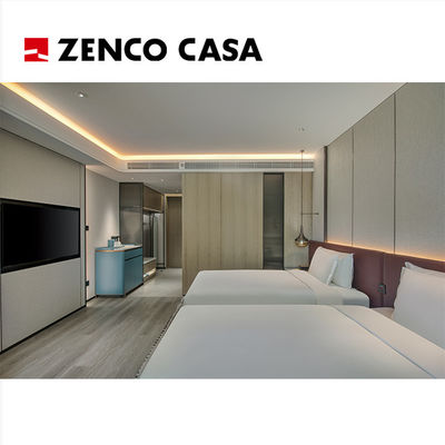 Set furnitur kamar tidur kembar hotel termasuk tempat tidur dan sofa dengan bantal